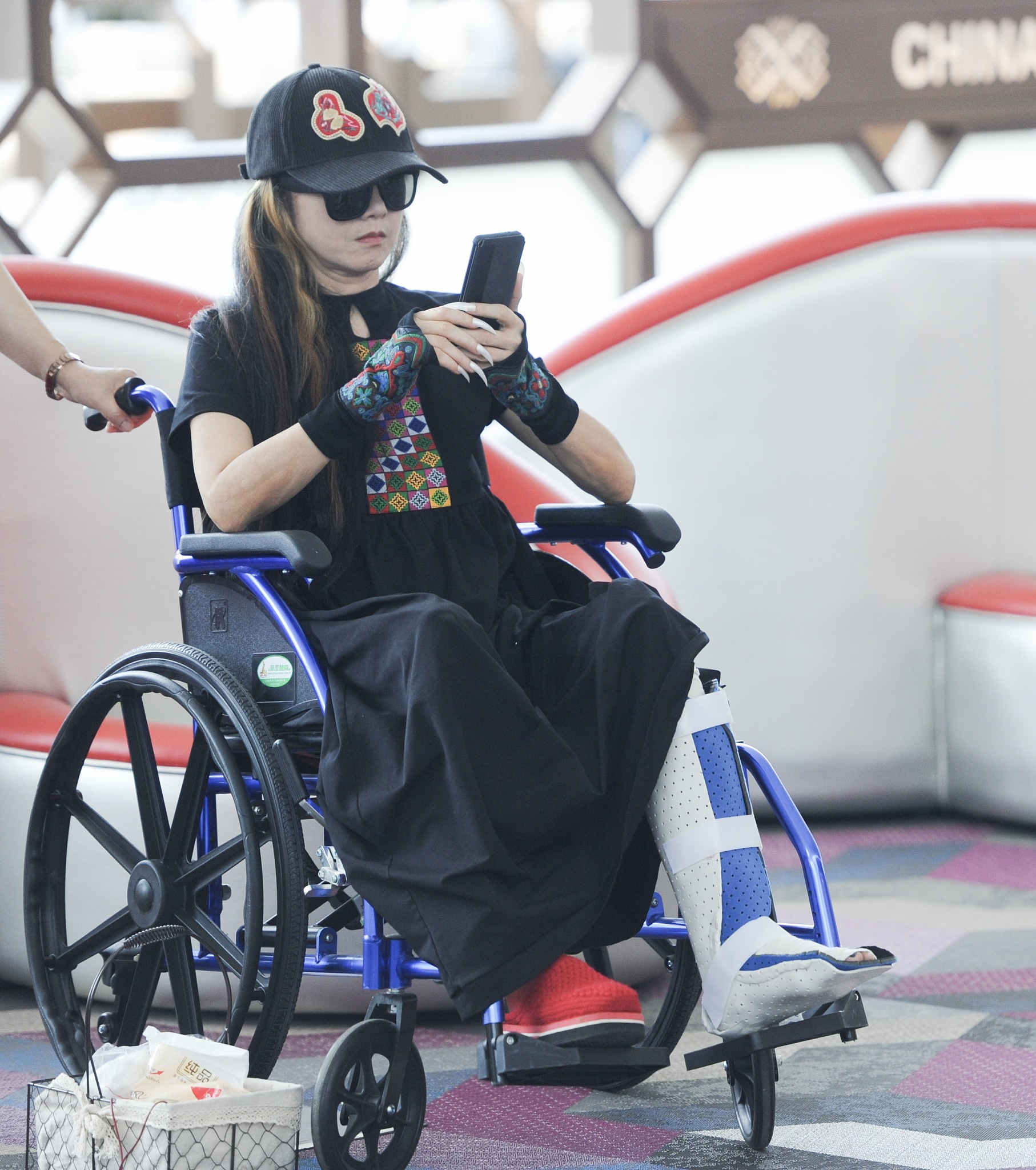 杨丽萍坐轮椅耍手机被拍到长指甲特写网友真的吓人