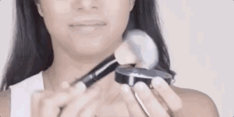 粉扑按压定妆粉扑相对刷子来说是更方便的定妆工具,可以打造出毛茸茸