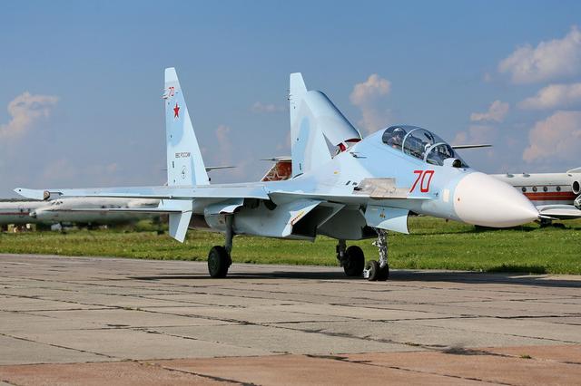 中国歼16战机,相比俄罗斯苏30怎么样?专家这