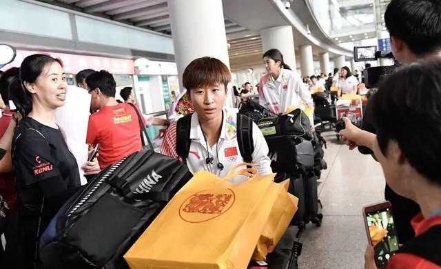 待遇差距大,男足回国专人接送,女排回国却大包