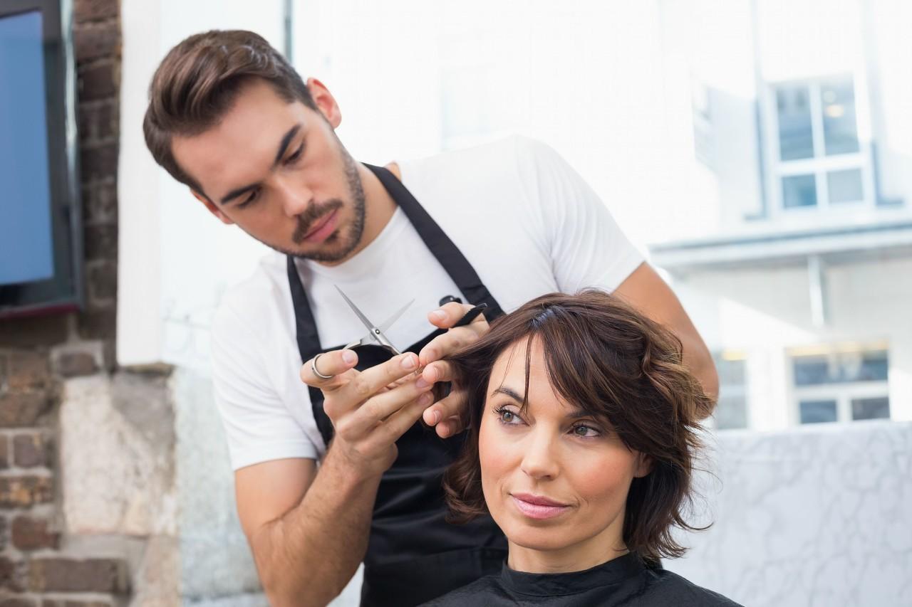 有些理发师剪头的时候都要问多久剪一次头发，这个有什么套路吗?