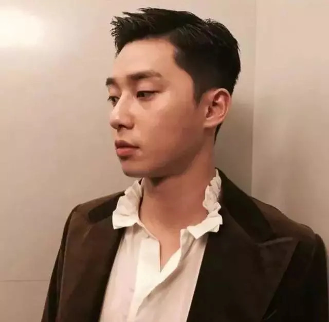 比较类似油头的偏分头,比油头少了一份正经,但也干净利落!