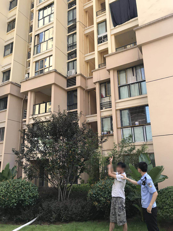 重庆男子找前女友遭拒徒手爬14楼被拘:从事高