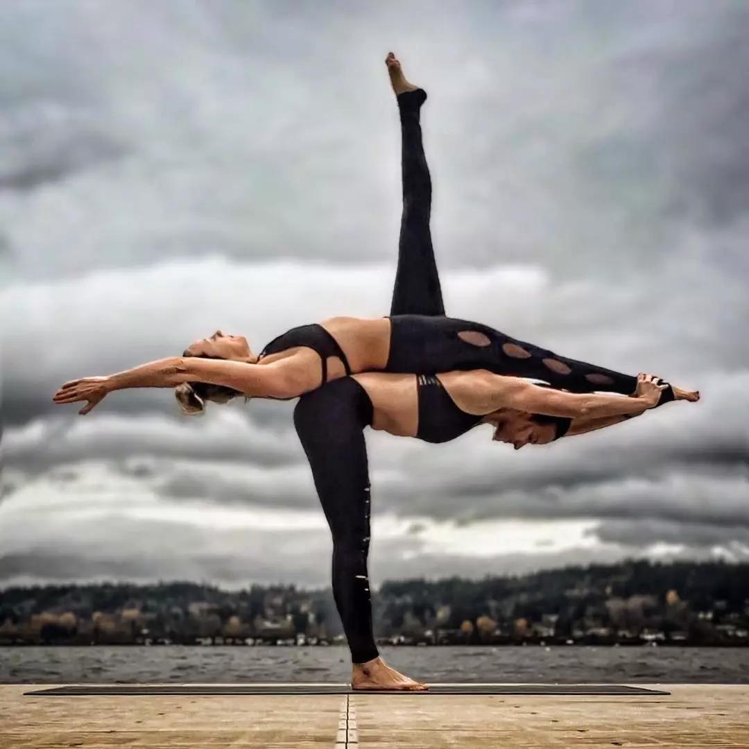 随时随地练瑜伽的女朋友,男朋友被气吐血,路人看了哭笑不得