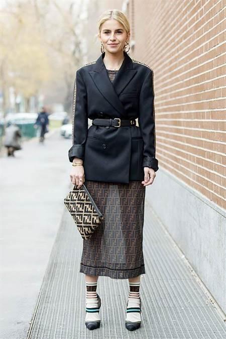 用贴合剪裁的铅笔裙穿出纤细下半身