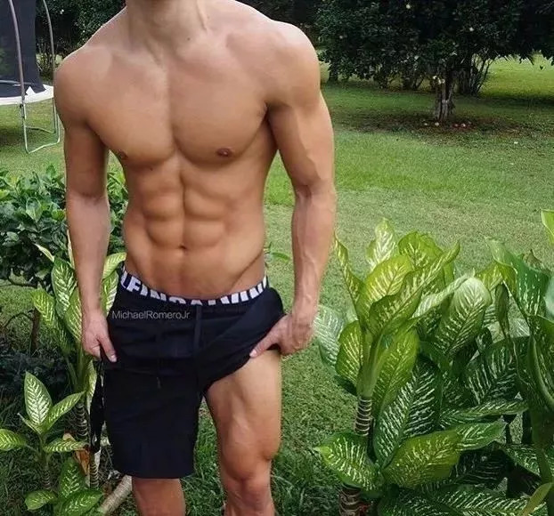 9种居家平板支撑动作，徒手在家虐出马甲线、公狗腰!