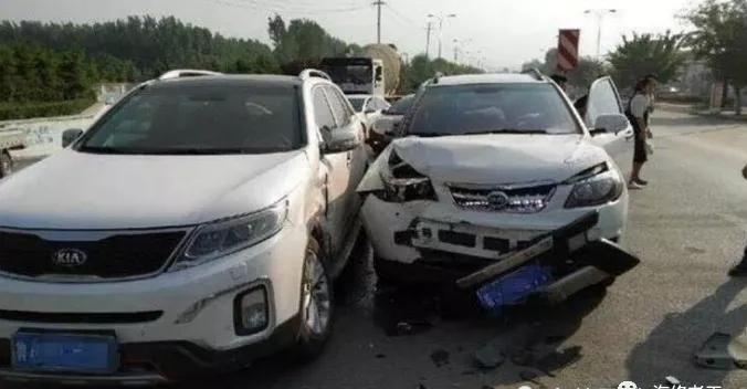 国产比亚迪撞上韩国起亚SUV交警赶来全无