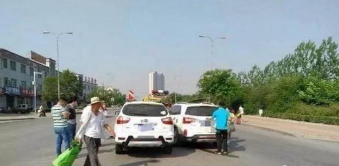 国产比亚迪撞上韩国起亚SUV交警赶来全无