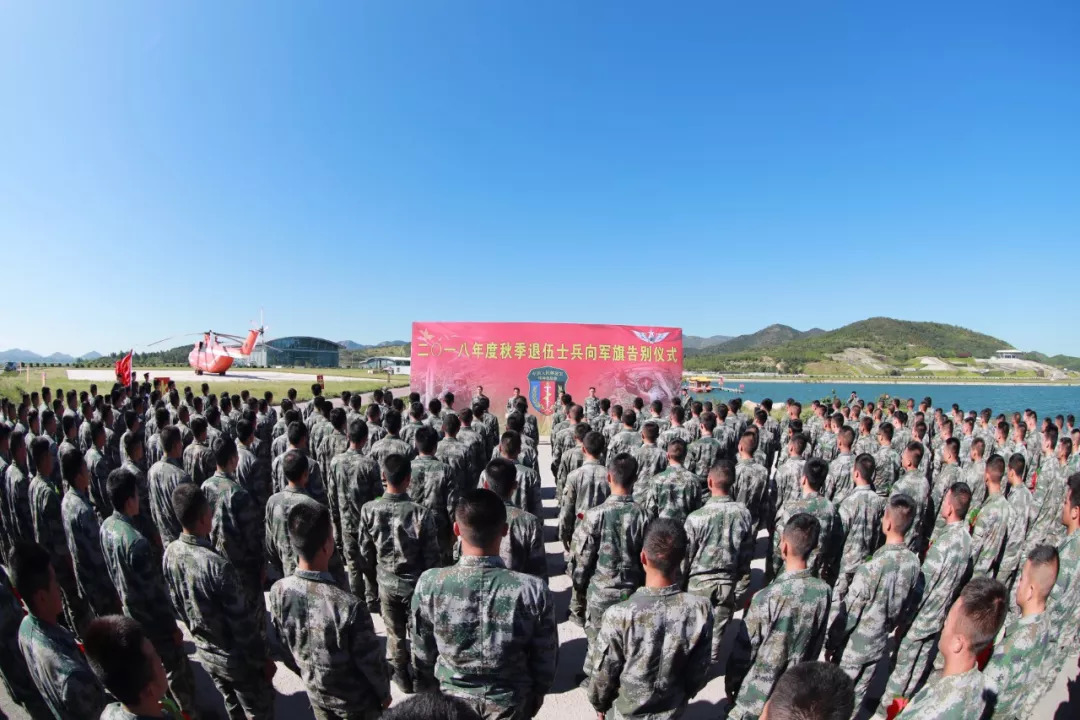 "候车厅内,正在该旅蹲点的集团军政治工作部主任黄绪鸿紧紧握着战士们