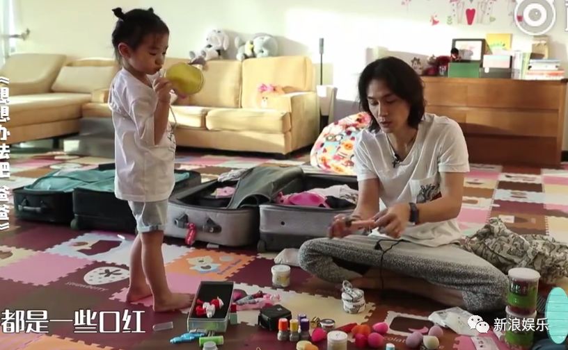 戚薇女儿真的好爱化妆品啊