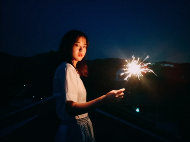 摄影师云东示范如何用美图t9手机帮女朋友拍出好看的小清新照片