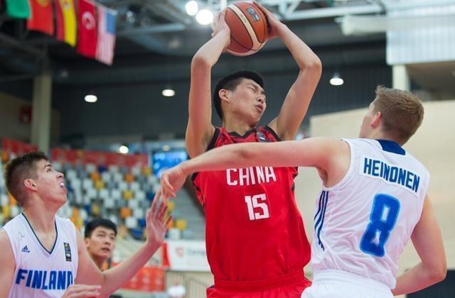 中国男篮后继有人！18岁小将2米16,打法像姚明获赞，破格入选红队