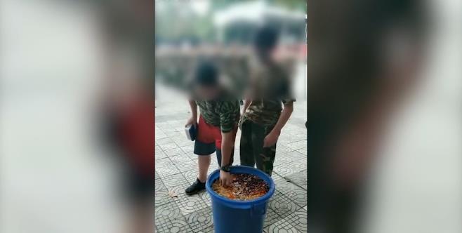 官方回应学生军训被逼吃泔水:解聘涉事教官并