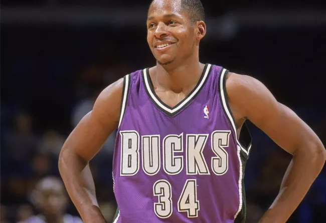 雷阿伦入选名人堂!他也收到了一个「超级战靴