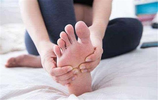 脚上出现5个“症状”,别大意,说明糖尿病已经来“报到”!