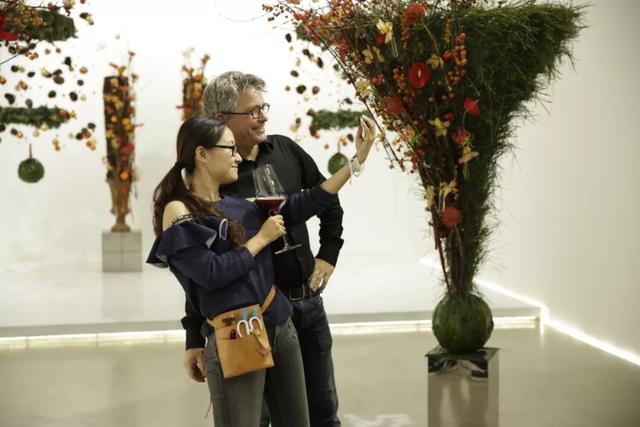 从荷兰国王访华到网红餐厅的花艺设计，她是那个默默拼命的花艺师