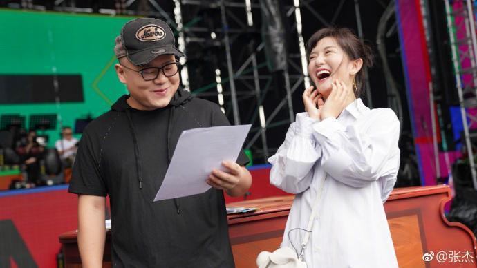 谢娜助阵张杰演唱会, 二人合体深情演唱, 在线撒