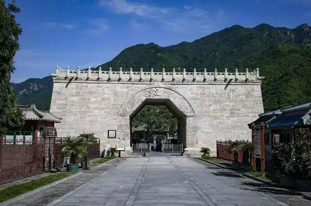 航拍大美居庸关长城,雄关脚下骏马驰骋