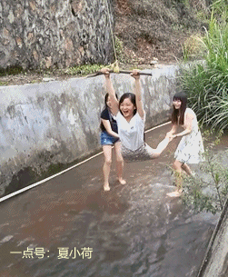 搞笑GIF:美女姐姐有创意,水上娱乐要起飞!