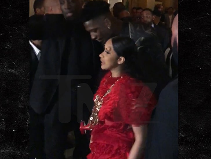 时装周派对cardi b一言不合就扔鞋要揍麻辣鸡,真性情过头了吧?