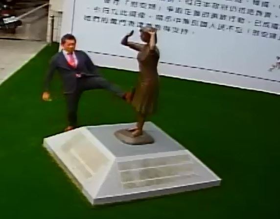 外交部回应“日本右翼脚踹慰安妇铜像”