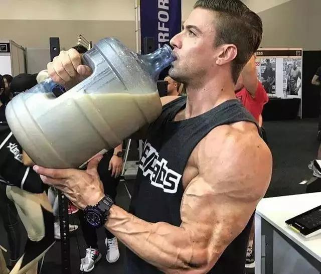 无论增肌还是减脂,都少不了补蛋白,每天吃多少