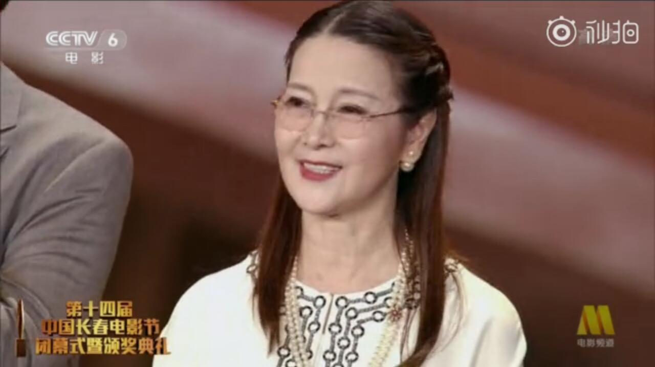 李小璐妈妈一身白裙参加电影节,62岁了还这么