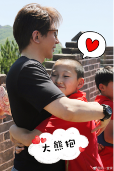 刘谦现身教师节晚会 变身灵魂画手上演温情心