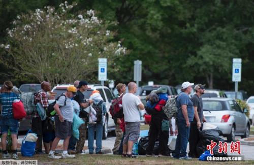 当地时间9月11日，美国北卡罗莱纳州威明顿市，当地民众排队等待进入避难所。