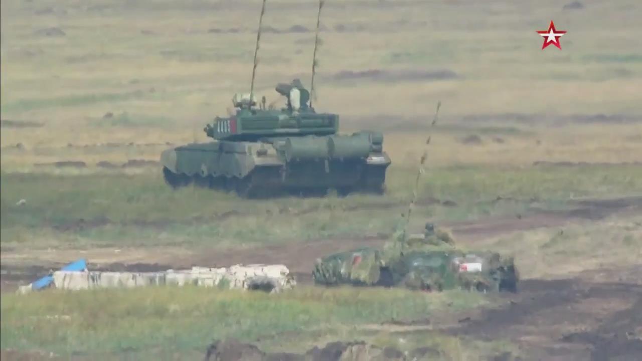 东方2018震撼开打：中俄联军侧翼遭袭，99式坦克领衔大反击