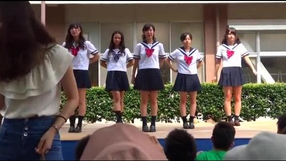 日本高中在校园的舞蹈