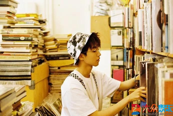 王俊凯的首部个人图书作品《十九岁的时差》正