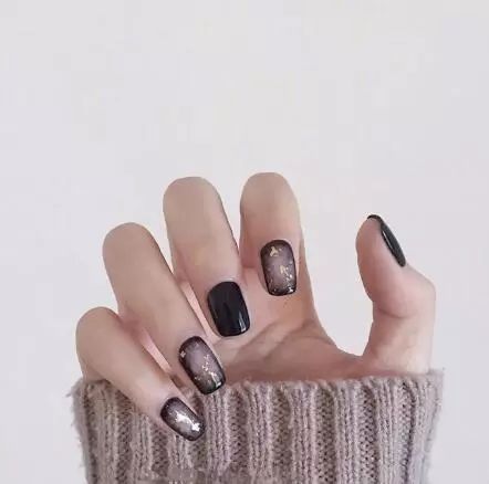 黑色系美甲款式推荐