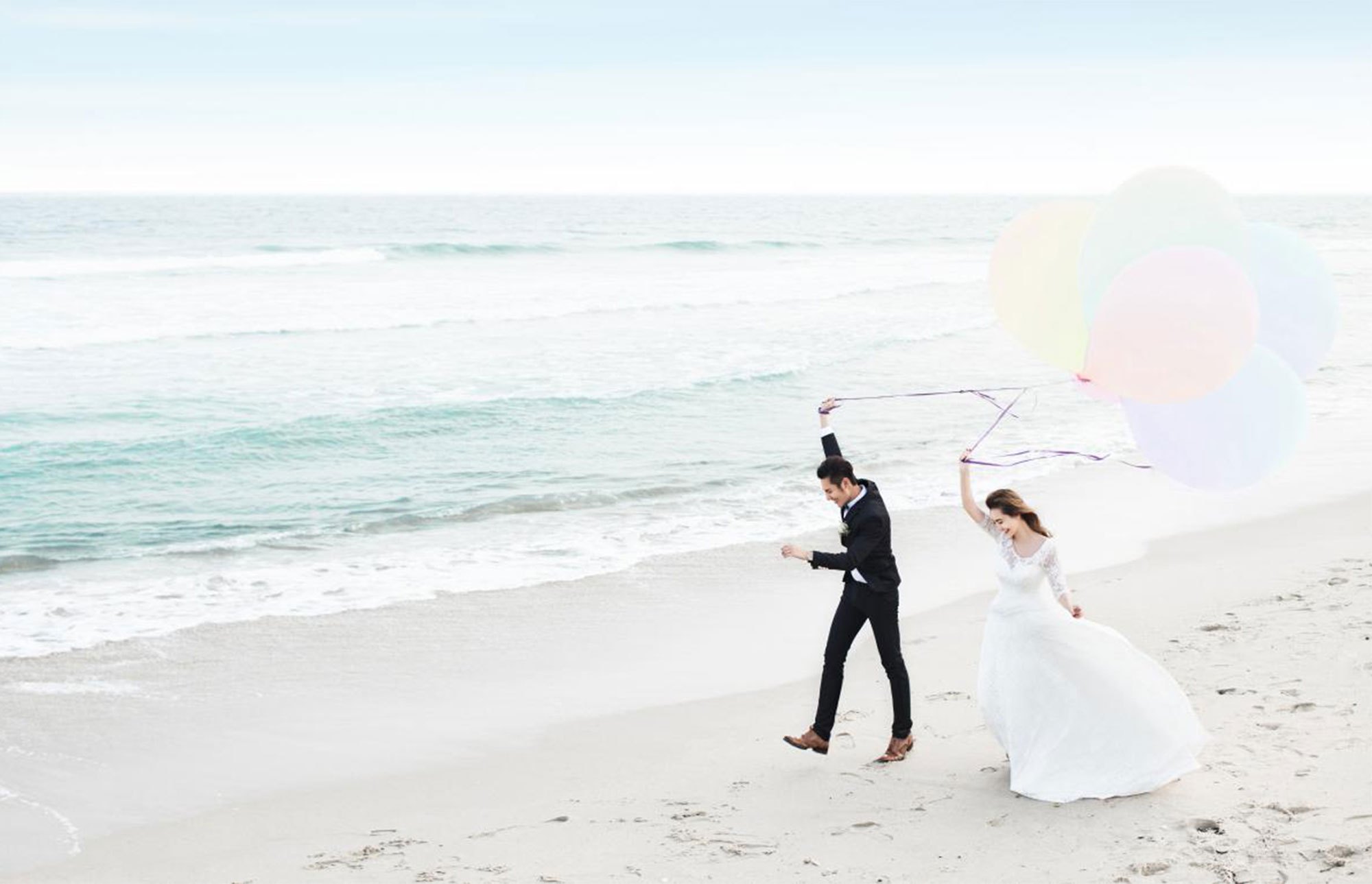 沙滩上的美丽婚纱照，大气迷人_凤凰网