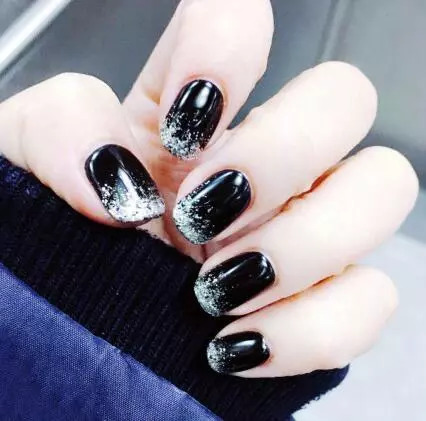 黑色系美甲款式推荐