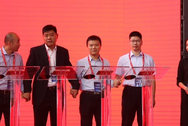 右一:国美通讯智能终端事业部总经理张志勇