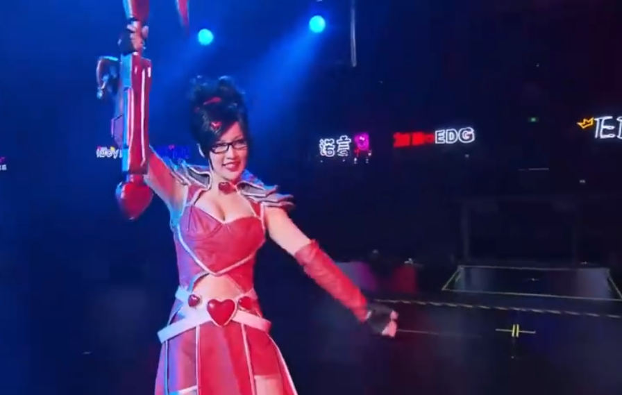 Uzi与真人VN合照爆出 卡莎不服来争宠