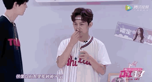 直男杨超越化妆台大公开,这位锦鲤女孩是不是走错了片场?