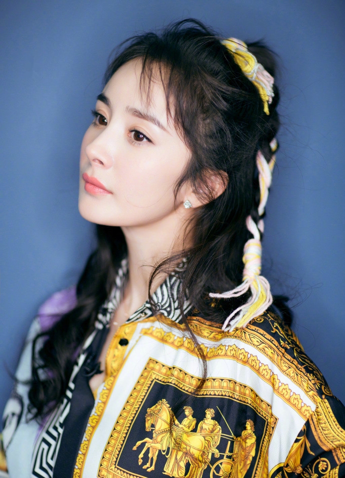 杨幂眼角上贴的东西超抢镜,远看像颗痣,近看原