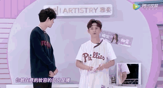 直男杨超越化妆台大公开,这位锦鲤女孩是不是走错了片场?