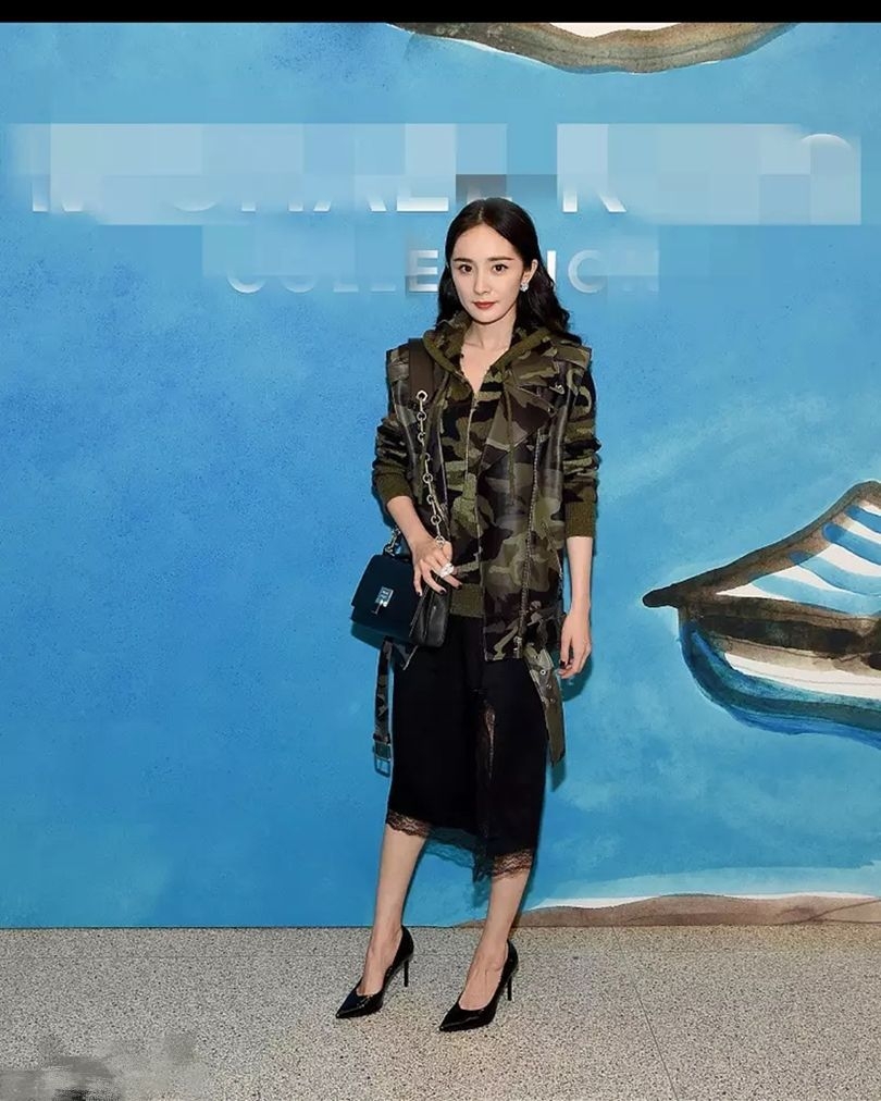 为了美丽杨幂真是拼,脸瘦得让人心疼,脚成了鸡爪子还要穿高跟鞋