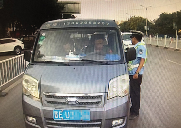 长治县:一司机吸毒持假证开未年检车上路被查