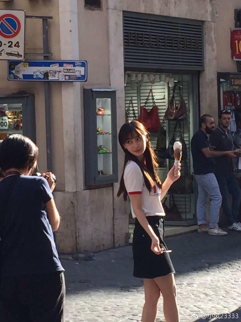 偶遇Angelababy朱一龙罗马街头吃冰淇淋 甜蜜