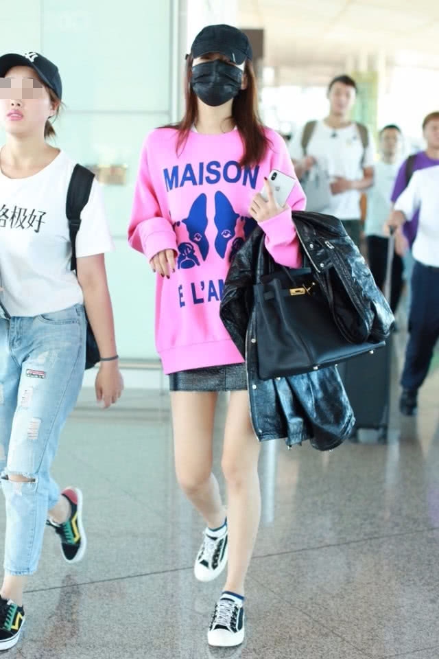 孙怡飞长沙参加中秋晚会 少女粉配超短皮裙 一