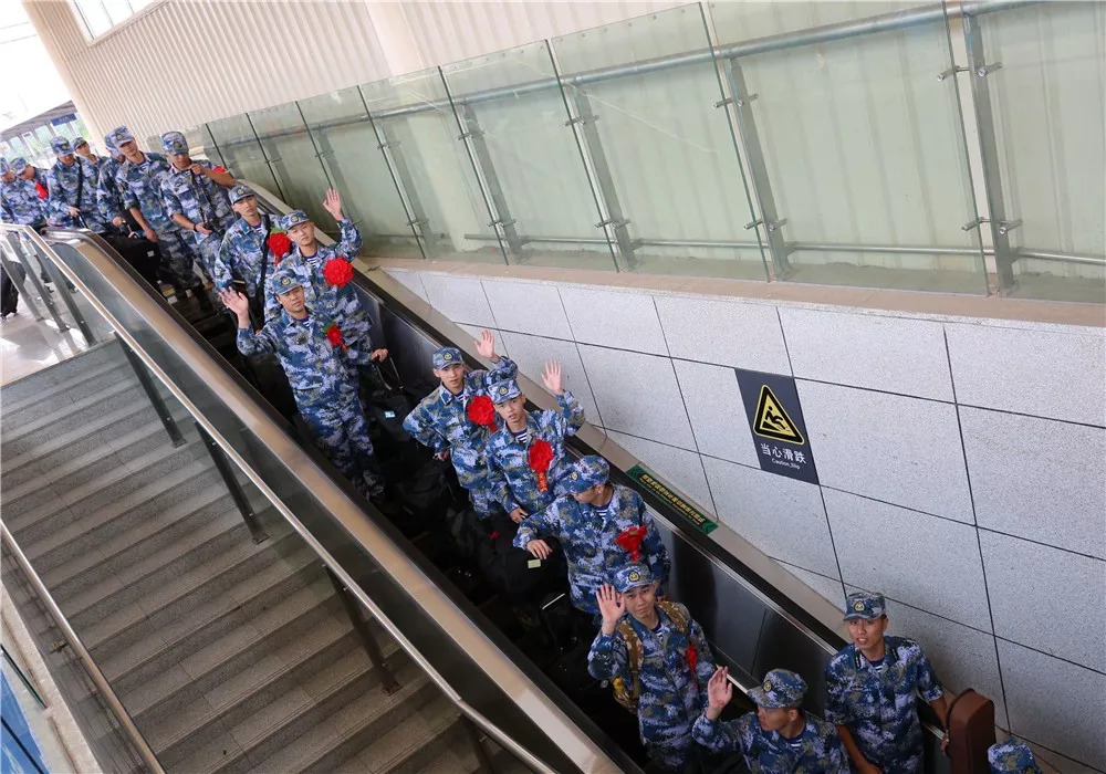 海军勤务学院某训练基地首批新兵到站