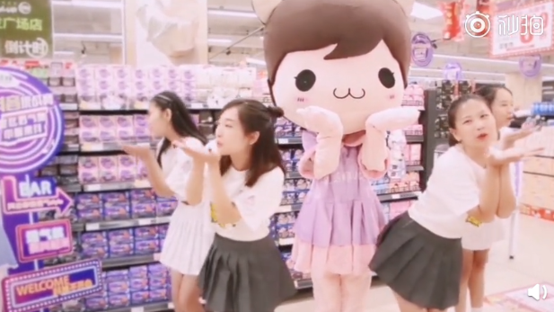 赵丽颖最新视频亮点满满,穿超大服装遮肚子,难