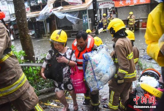 香港各支纪律部队坚守岗位 为市民提供救援服务
