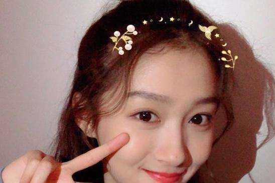 关晓彤21岁生日,鹿晗零点送祝福,获得最重要之