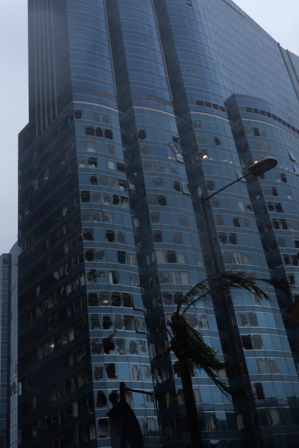 “山竹”肆虐香港已致200余人受伤，一些玻璃窗被吹破脱落