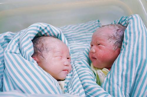 爸爸姓丑,喜得龙凤胎,奶奶给孩子取名字,护士听